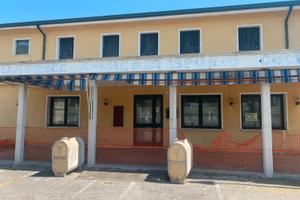 Palazzina su 'due piani con banco bar