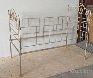 Lettino culla per bambini in ferro battuto vintage
