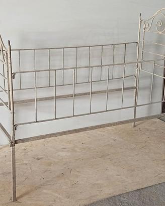 Lettino culla per bambini in ferro battuto vintage