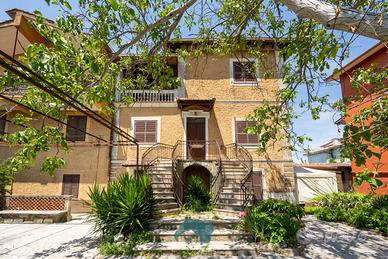 Cave: villa bifamiliare su tre livelli