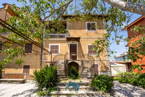 Cave: villa bifamiliare su tre livelli