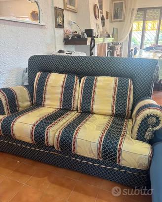Divano elegante in tessuto
