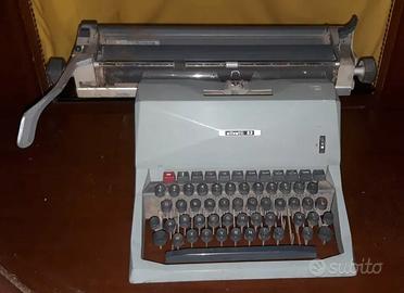 Antica Macchina da scrivere Olivetti 82 Vintage