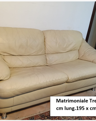 Due divani in similpelle colore Crema 3 e 2 sedute