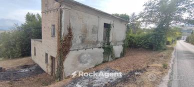 TERRENO CON RUDERE DA ABBATTERE E RISTRUTTURARE