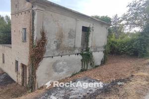 TERRENO CON RUDERE DA ABBATTERE E RISTRUTTURARE