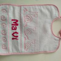 Bavaglino ricamato a punto croce