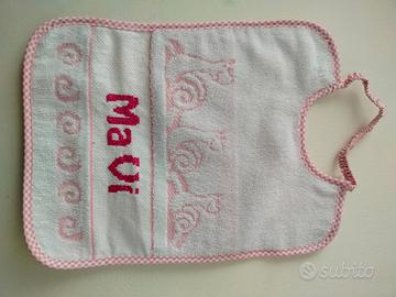 Bavaglino ricamato a punto croce