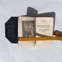 Antico libro religioso e santini