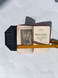 Antico libro religioso e santini