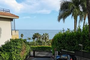 Bivani acicastello adiacenze mare