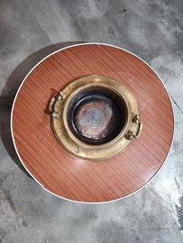 Antico braciere in ottone con base in legno.