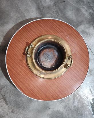 Antico braciere in ottone con base in legno.