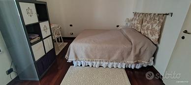 Camere con bagno in villa con giardino