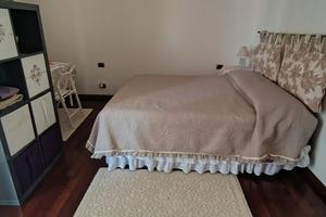 Camere con bagno in villa con giardino