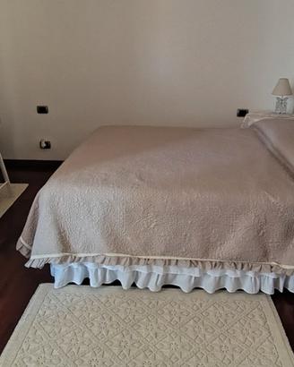 Camere con bagno in villa con giardino