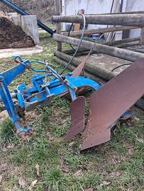 Aratro e forca posteriore per trattore