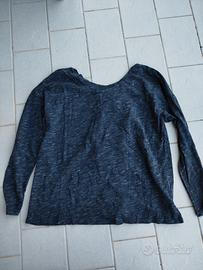 maglia blu da donna con scollo a barca. Benetton