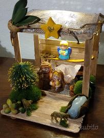 PRESEPE SU PICCOLA CAPANNA CON TETTOIA IN RETINA
