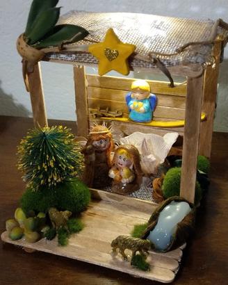 PRESEPE SU PICCOLA CAPANNA CON TETTOIA IN RETINA