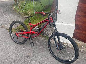 Bicicletta Downhill YT Tues CF PRO 2017 27.5"