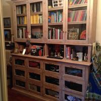 credenza con alzata in abete ante cassetti