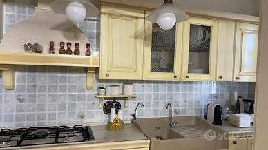 Cucina Berloni con forno Smeg e lavabo in pietra