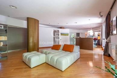 Appartamento di 237 m² con 5 locali e box auto a R
