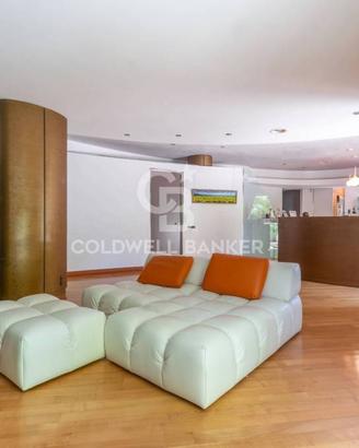 Appartamento di 237 m² con 5 locali e box auto a R