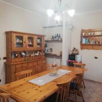 Tavolo con 8 sedie, credenza e portapiatti