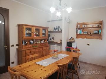 Tavolo con 8 sedie, credenza e portapiatti