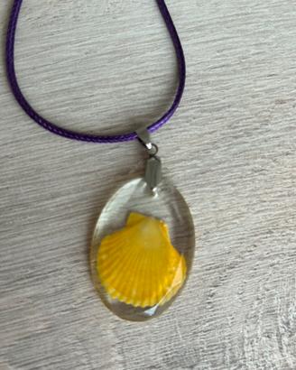 Collanina ciondolo conchiglia resina giallo viola