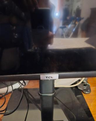 TV 32" e piedistallo regolabile 