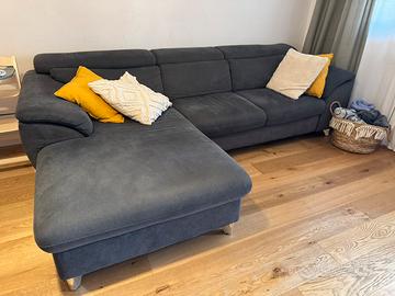 Divano con chaise longue e pouf estraibile