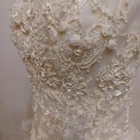 Abito da sposa con corpetto in organza e voilant