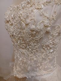 Abito da sposa con corpetto in organza e voilant