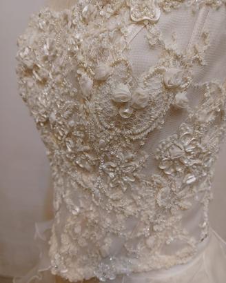 Abito da sposa con corpetto in organza e voilant