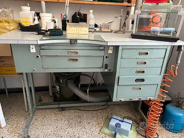 Tavolo da lavoro in metallo