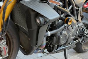 Coppia ali in carbonio  mv agusta brutale 1000