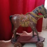 Cavallo a dondolo vintage di legno