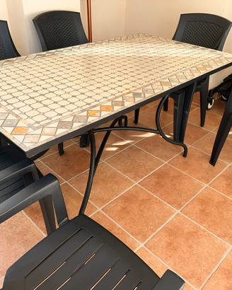 Tavolo in ferro battuto con 6 sedie in plastica