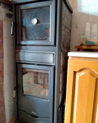 Stufa a legna con forno