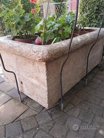 Abbeveratoio in pietra rosa Lessinia del 1920-1930