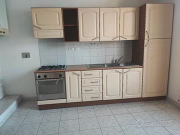 cucina completa di colore giallo 