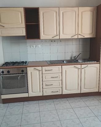cucina completa di colore giallo 
