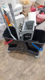 carrello lavapavimenti con strizzatore