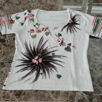 Maglietta colorata a fiori con ricami applicazioni