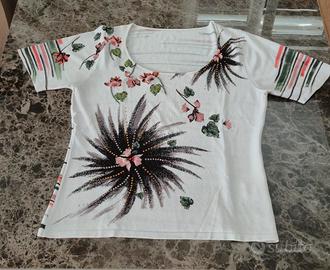 Maglietta colorata a fiori con ricami applicazioni