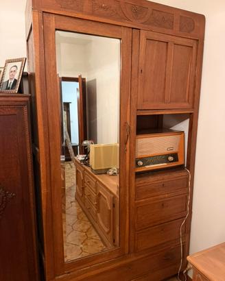 Armadio depoca in legno massello