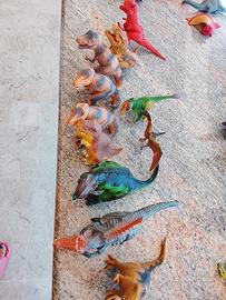 10 dinosauri giocattolo